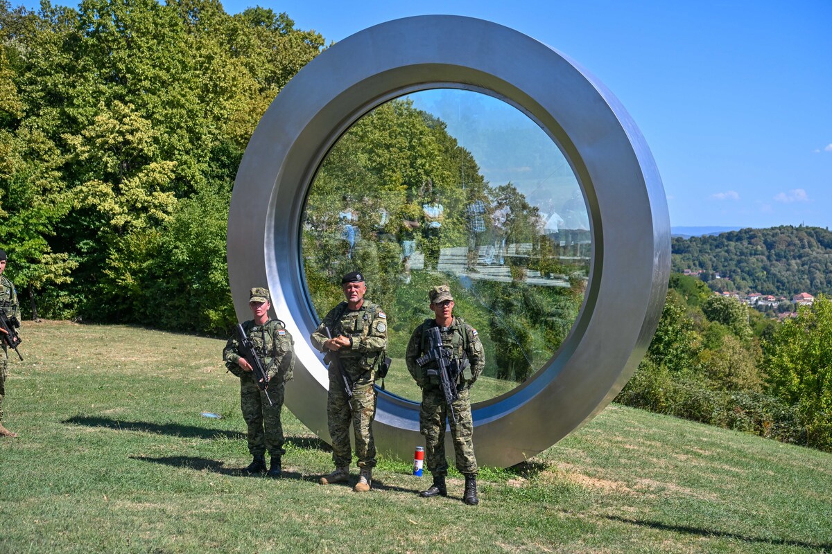 Mladi Tigrovi hodali od Petrinje do Kostajnice. Na simboličnoj lokaciji dobili beretke