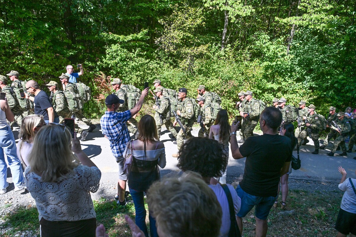 Mladi Tigrovi hodali od Petrinje do Kostajnice. Na simboličnoj lokaciji dobili beretke