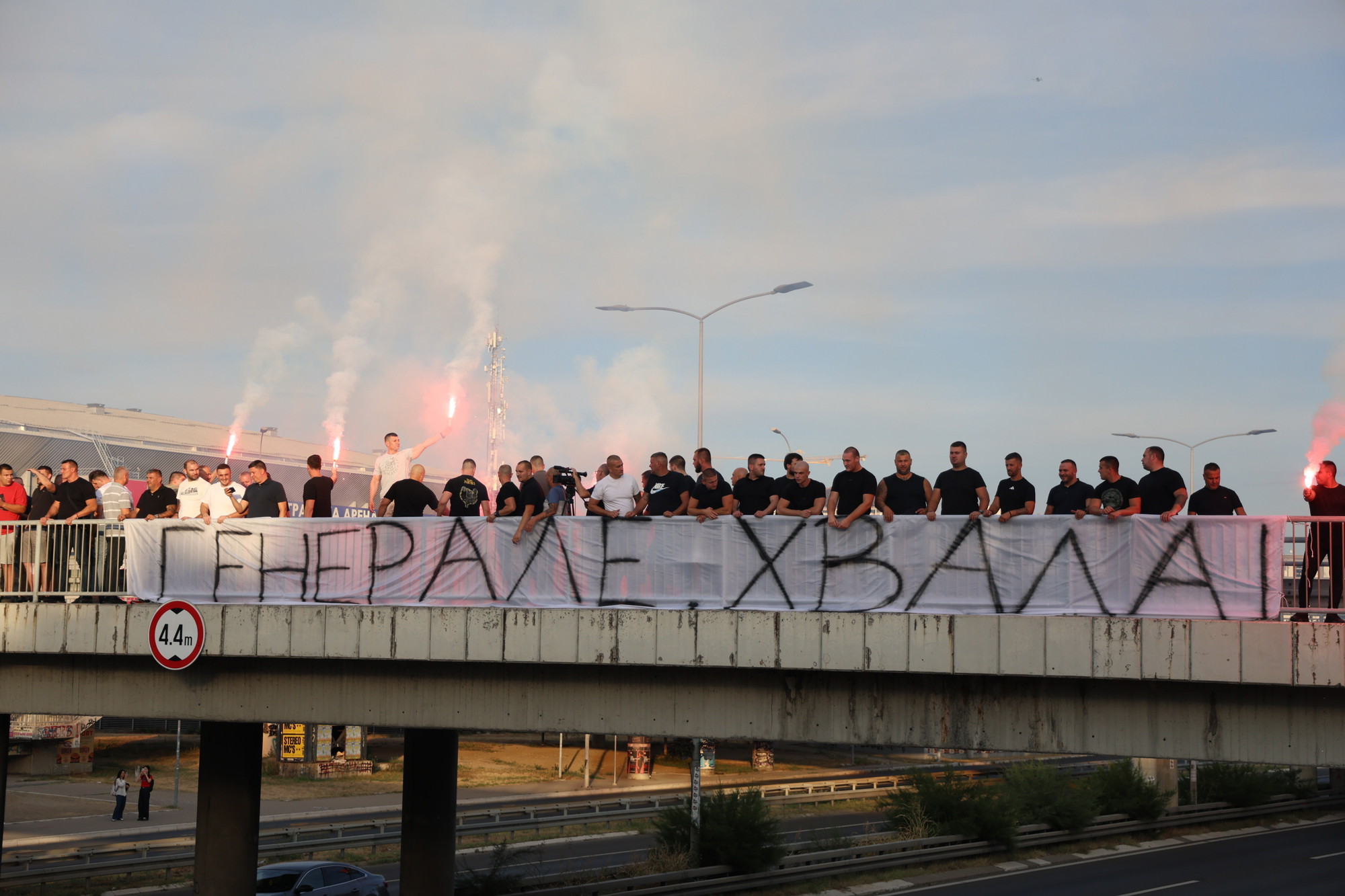 VIDEO I FOTO Tijelo Mladića stiglo u Beograd, pogledajte kako su ga dočekali