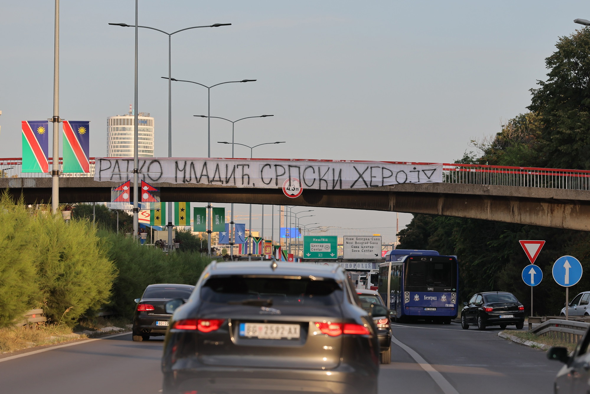 VIDEO I FOTO Tijelo Mladića stiglo u Beograd, pogledajte kako su ga dočekali