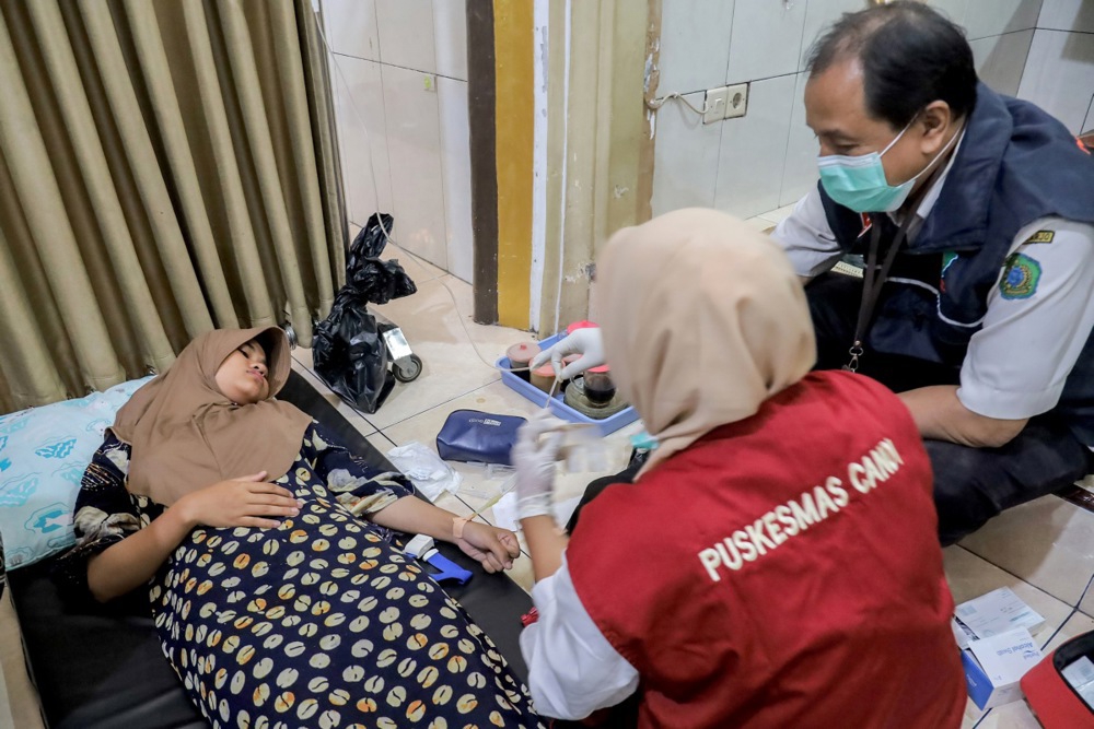 2000 učenika i nastavnika u Indoneziji otrovalo se jedući besplatne školske obroke