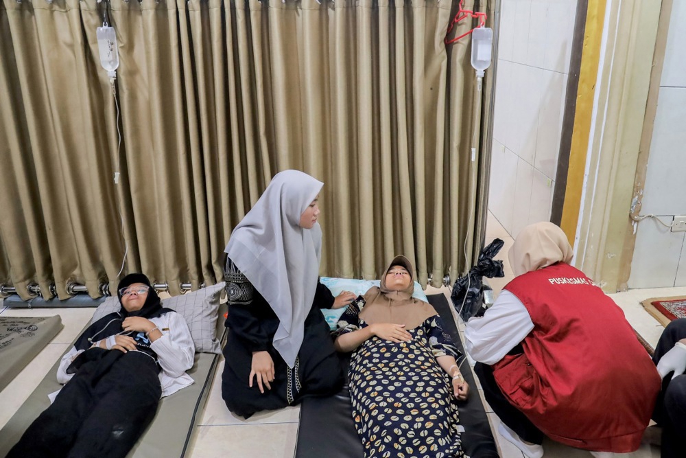 2000 učenika i nastavnika u Indoneziji otrovalo se jedući besplatne školske obroke