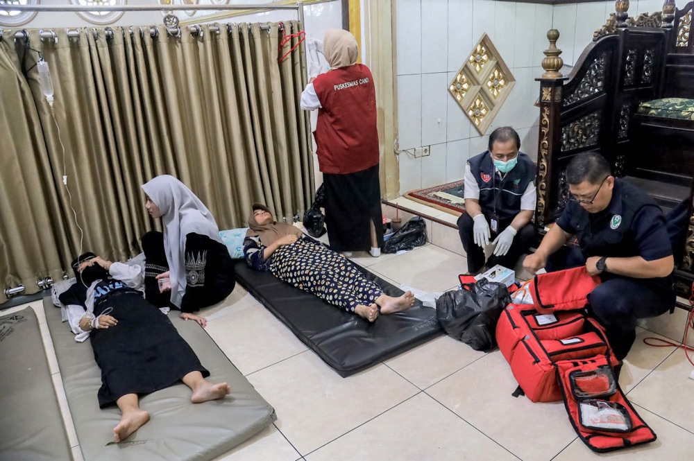 2000 učenika i nastavnika u Indoneziji otrovalo se jedući besplatne školske obroke