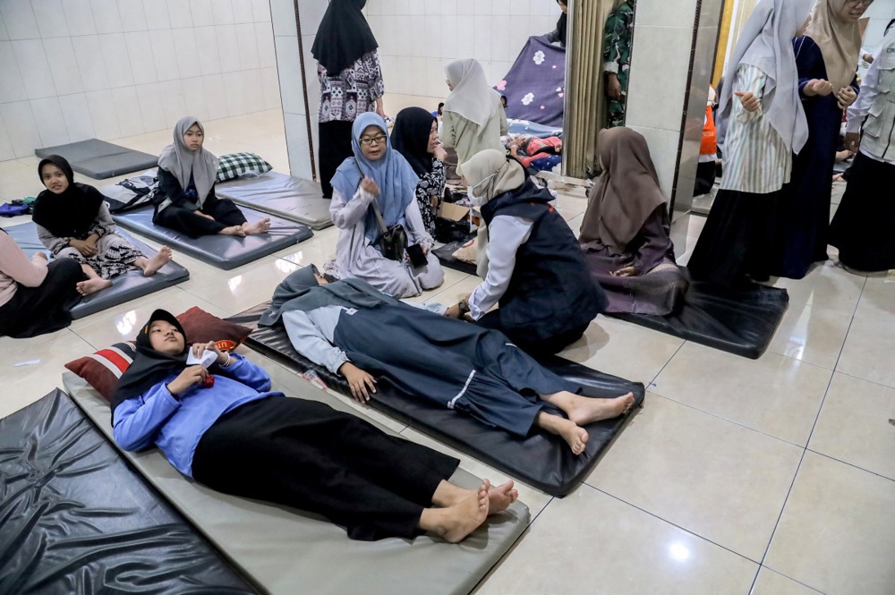 2000 učenika i nastavnika u Indoneziji otrovalo se jedući besplatne školske obroke