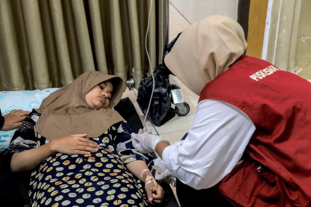 2000 učenika i nastavnika u Indoneziji otrovalo se jedući besplatne školske obroke