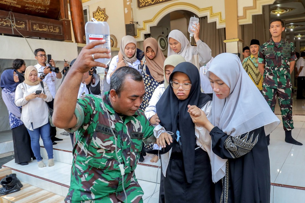 2000 učenika i nastavnika u Indoneziji otrovalo se jedući besplatne školske obroke