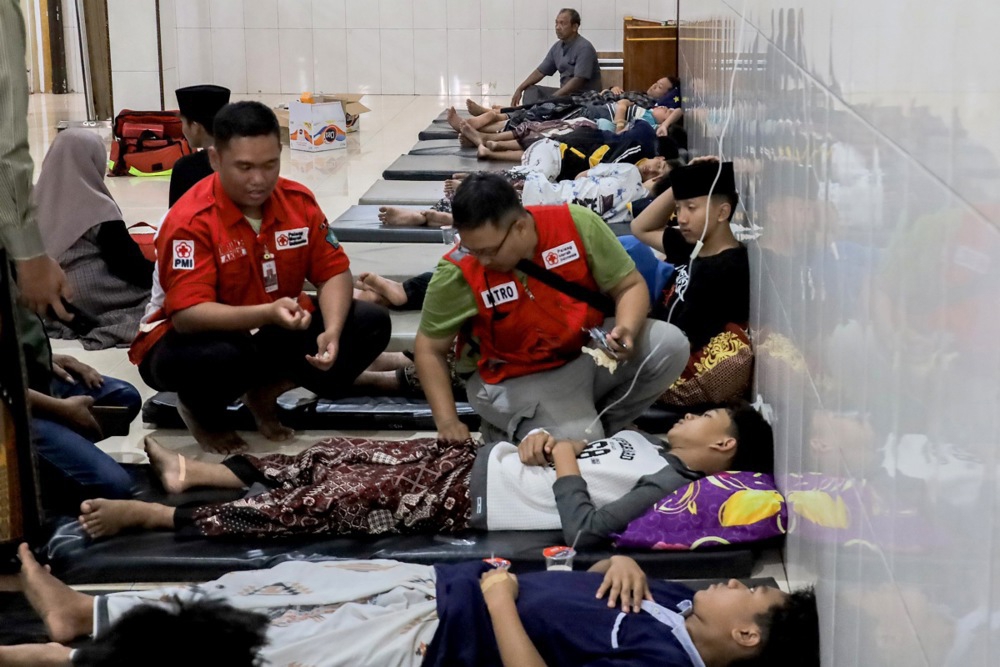2000 učenika i nastavnika u Indoneziji otrovalo se jedući besplatne školske obroke