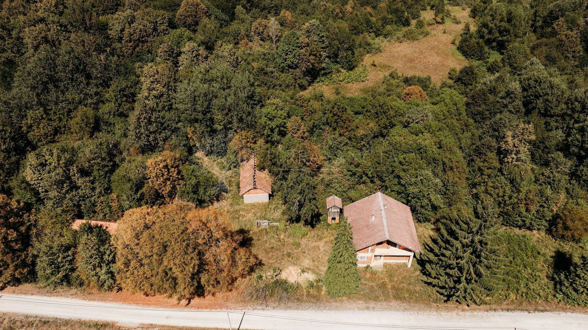 Dvije kuće, 17.000 m² zemlje i bez susjeda. Cijena je 29.000 €