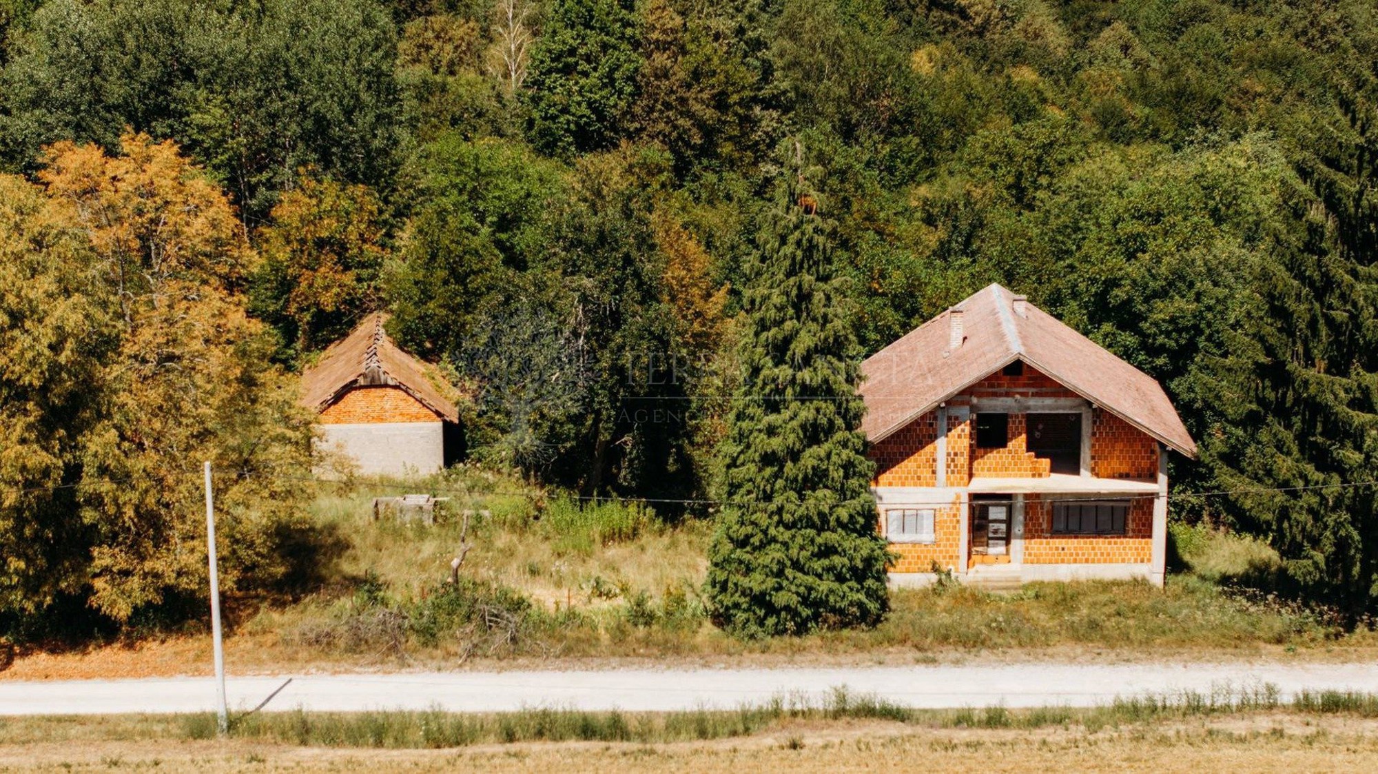 Dvije kuće, 17.000 m² zemlje i bez susjeda. Cijena je 29.000 €