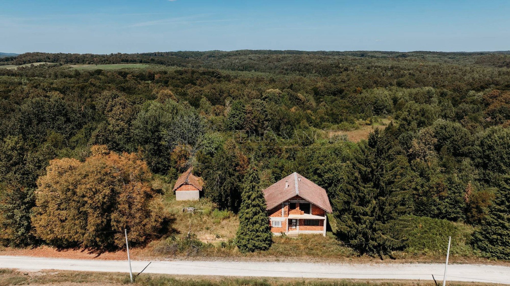 Dvije kuće, 17.000 m² zemlje i bez susjeda. Cijena je 29.000 €