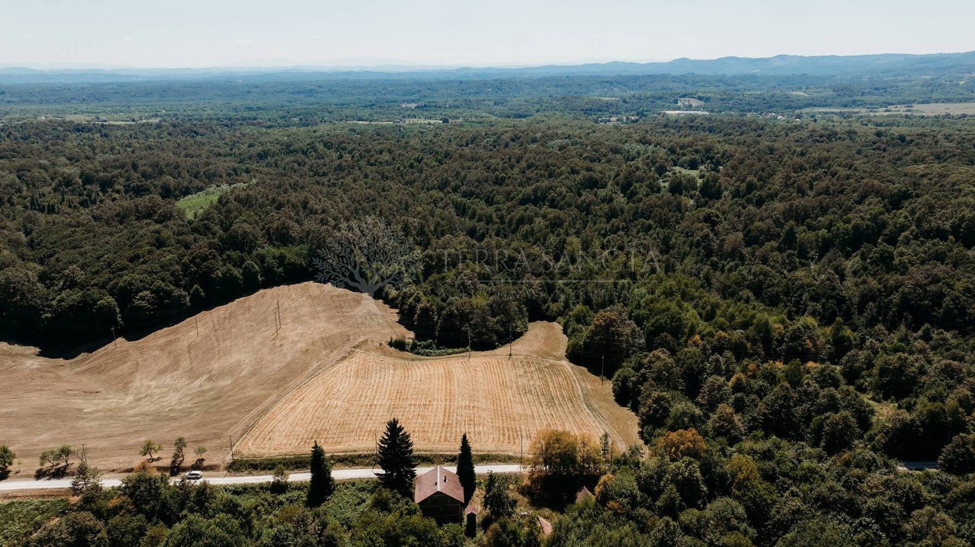 Dvije kuće, 17.000 m² zemlje i bez susjeda. Cijena je 29.000 €
