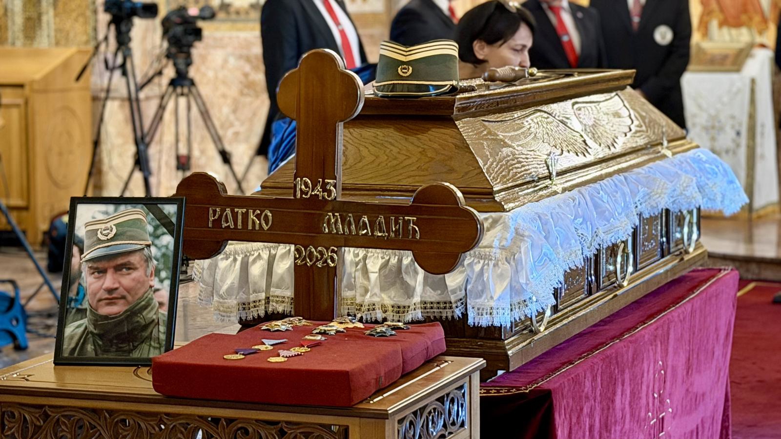 Danas pokop Ratka Mladića. Stigao i Vučićev sin