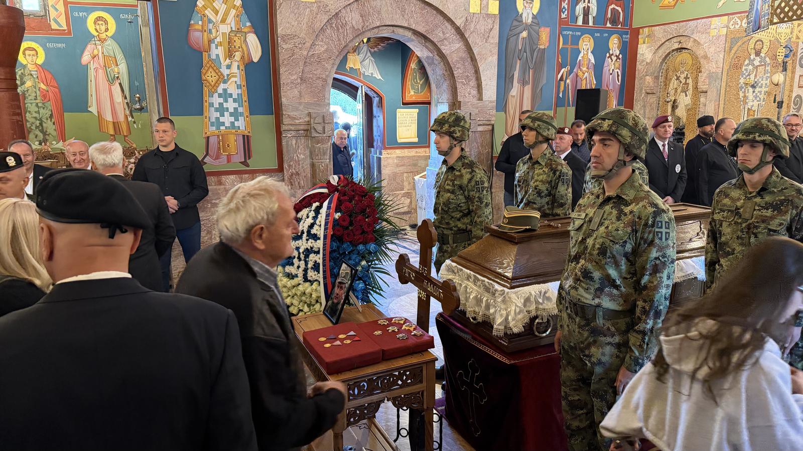 Danas pokop Ratka Mladića. Stigao i Vučićev sin