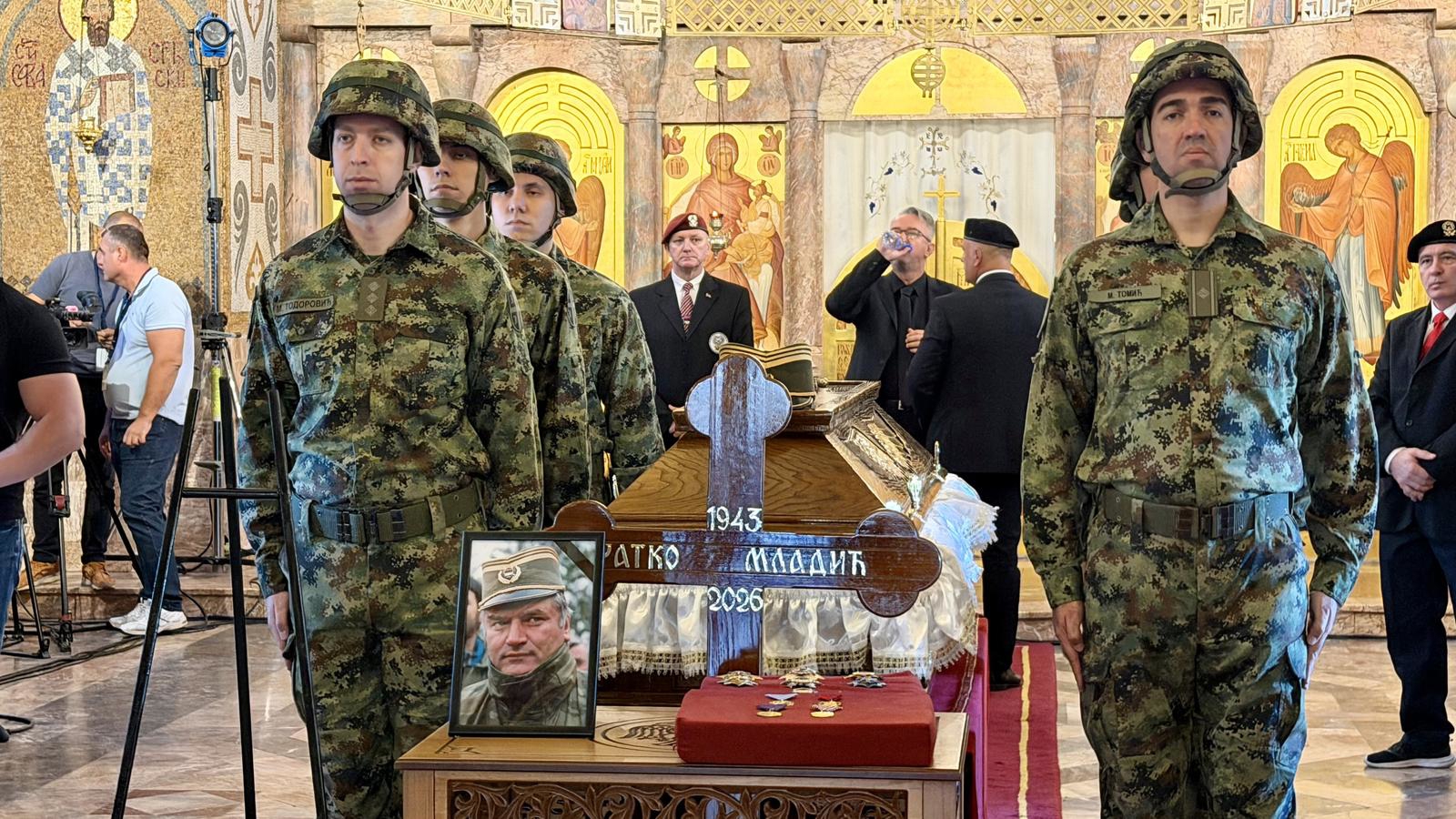 Danas pokop Ratka Mladića. Stigao i Vučićev sin