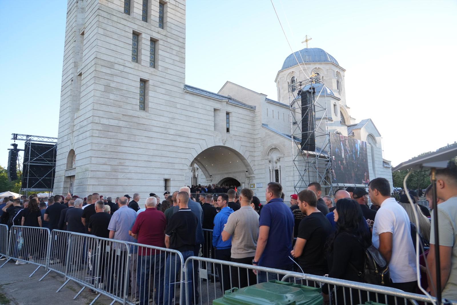 Danas pokop Ratka Mladića. Stigao i Vučićev sin