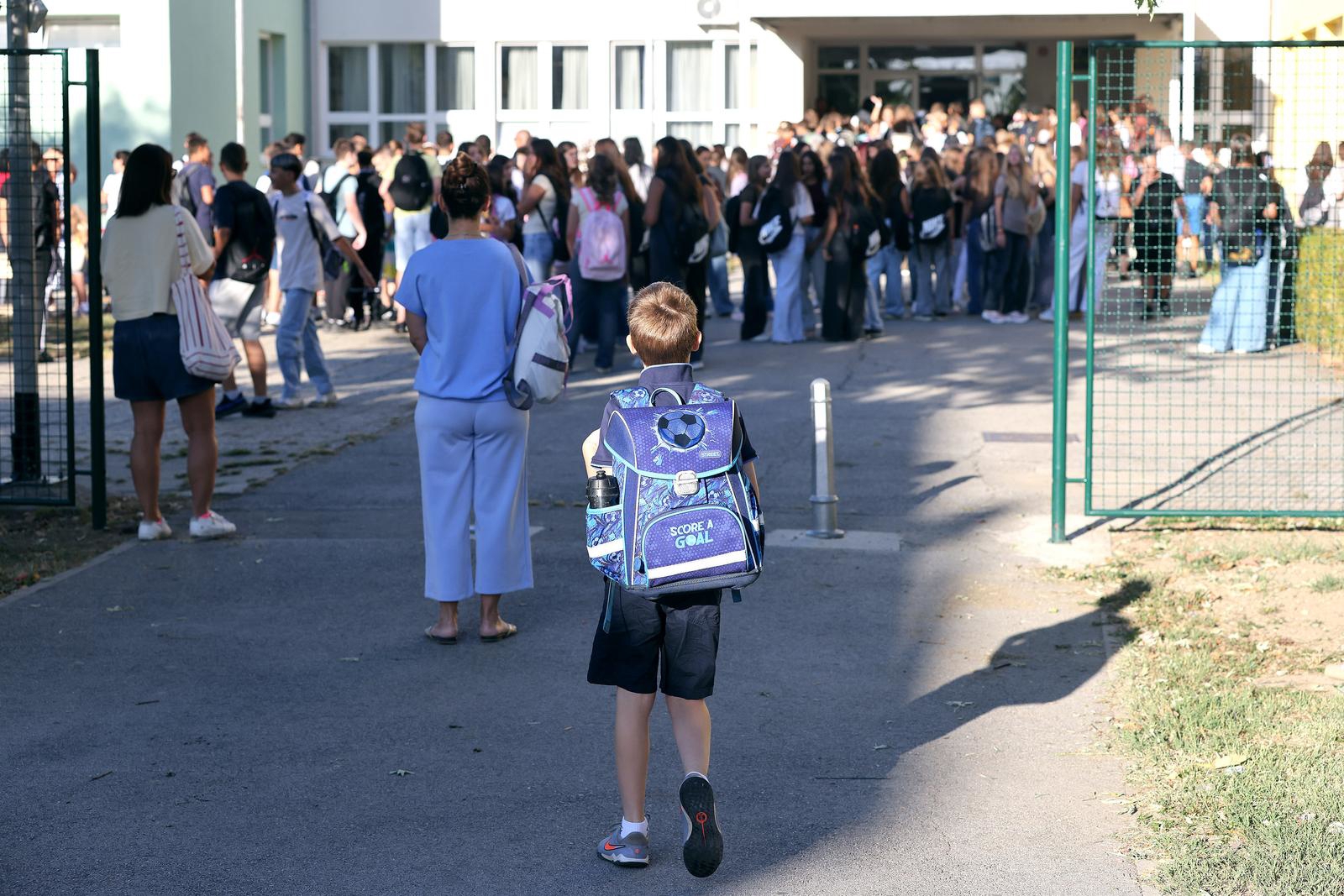 Prvi dan škole u 20 fotografija iz gradova diljem zemlje