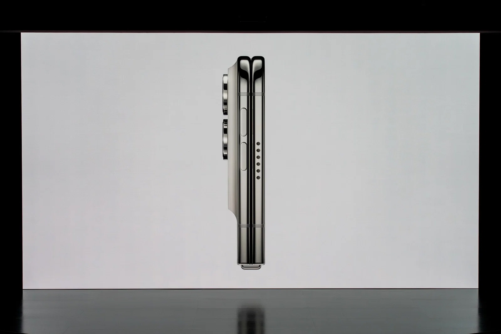 Apple predstavio iPhone Duo, cijena je 1999 dolara. Izbacili su i iPhone 18 Pro/Max