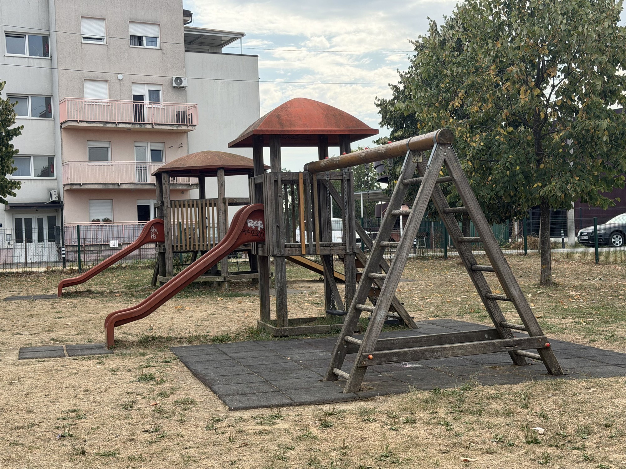 FOTO Ovako je izgledao dječji parkić u Zagrebu. Nakon Indexova članka su ga uredili