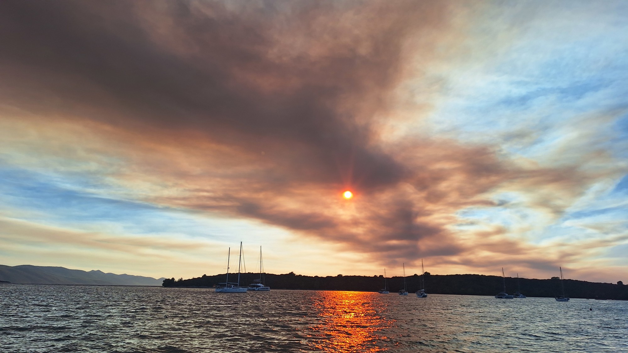 Pogled na dim od požara na otoku Braču iz Lovišta na Pelješcu