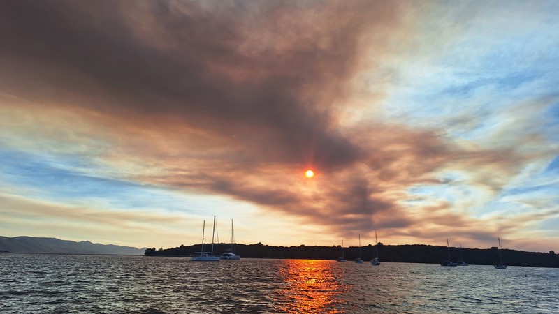 Pogled na dim od požara na otoku Braču iz Lovišta na Pelješcu