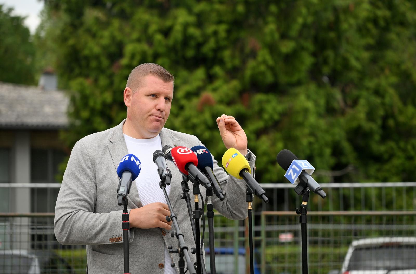 Profesor koji je stao pred napadača: Moji učenici su hrabriji od mnogih nastavnika