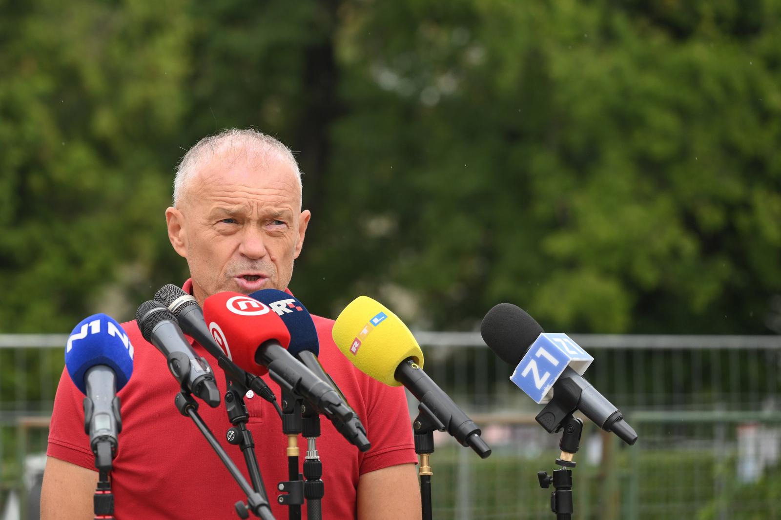 Profesor koji je stao pred napadača: Moji učenici su hrabriji od mnogih nastavnika