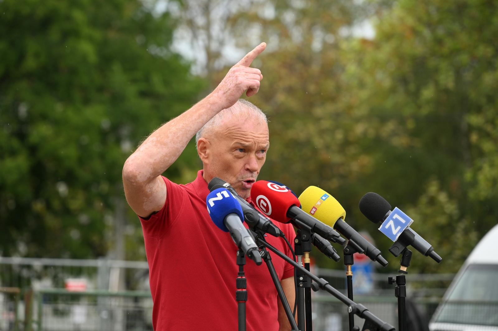 Profesor koji je stao pred napadača: Moji učenici su hrabriji od mnogih nastavnika