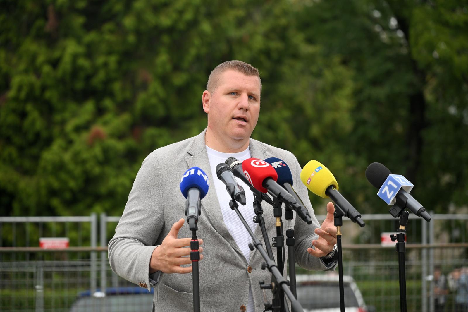 Profesor koji je stao pred napadača: Moji učenici su hrabriji od mnogih nastavnika
