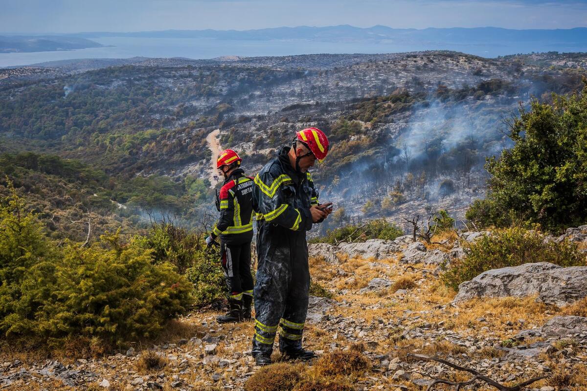 Požar na Braču ponovno se aktivirao. Noćas na terenu ostaje 250 vatrogasaca