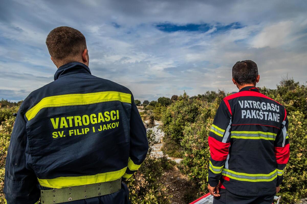 Požar na Braču ponovno se aktivirao. Noćas na terenu ostaje 250 vatrogasaca