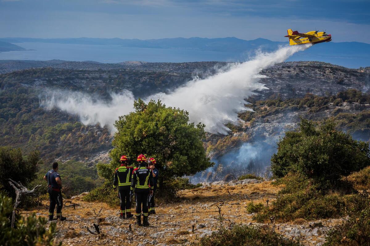 Požar na Braču ponovno se aktivirao. Noćas na terenu ostaje 250 vatrogasaca