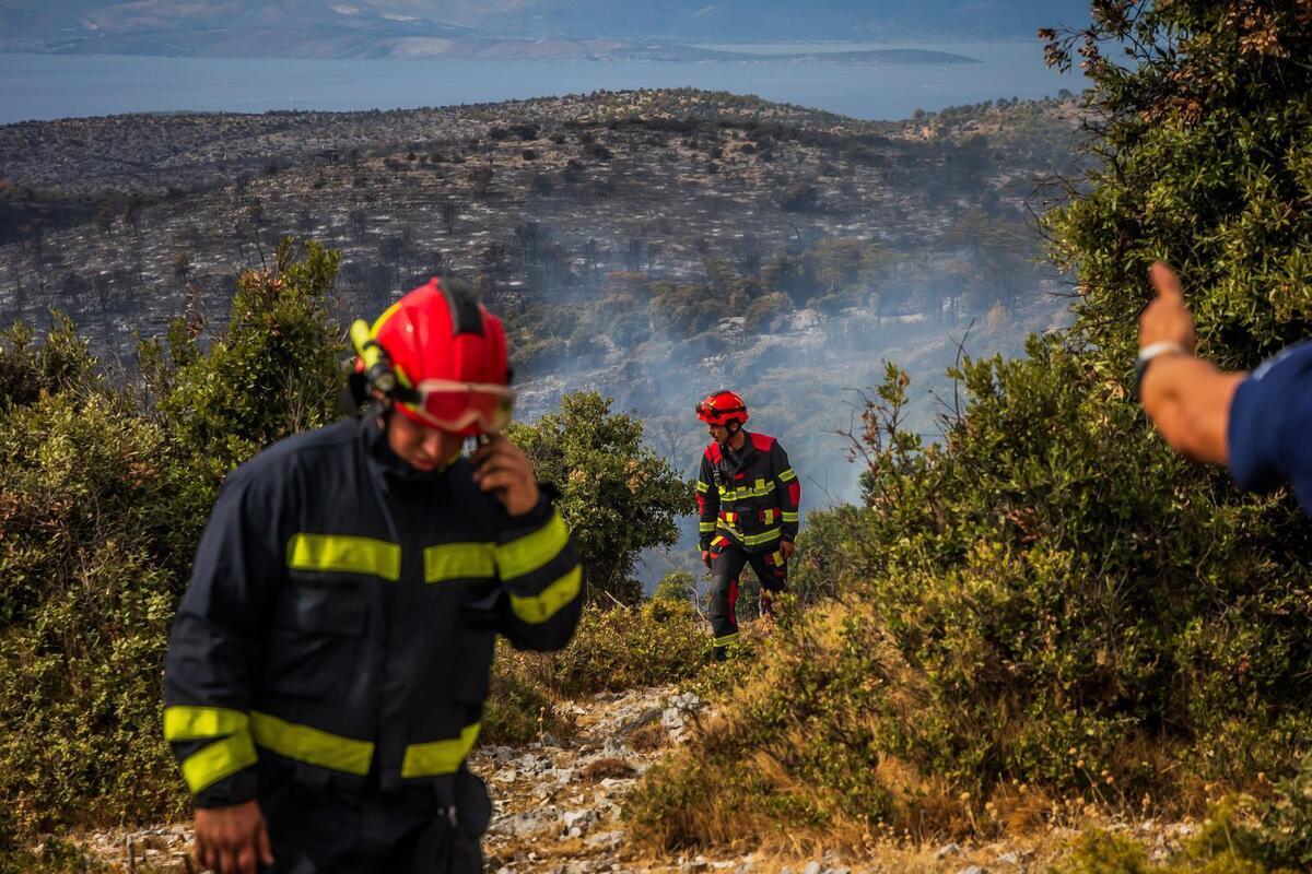 Požar na Braču ponovno se aktivirao. Noćas na terenu ostaje 250 vatrogasaca