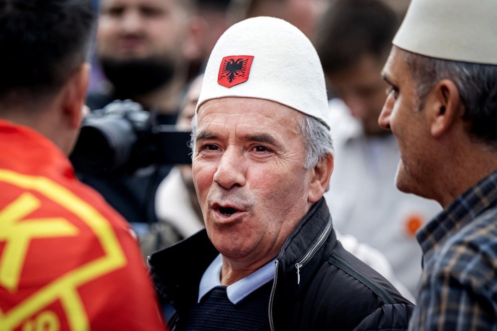 Okupljeni ispred suda.