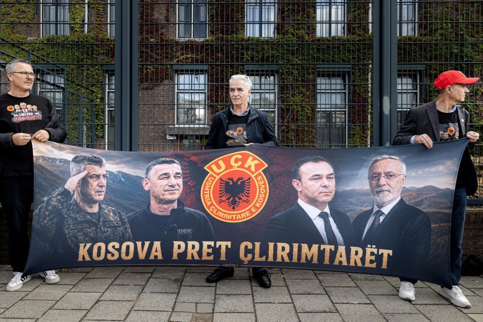 Okupljeni ispred suda.