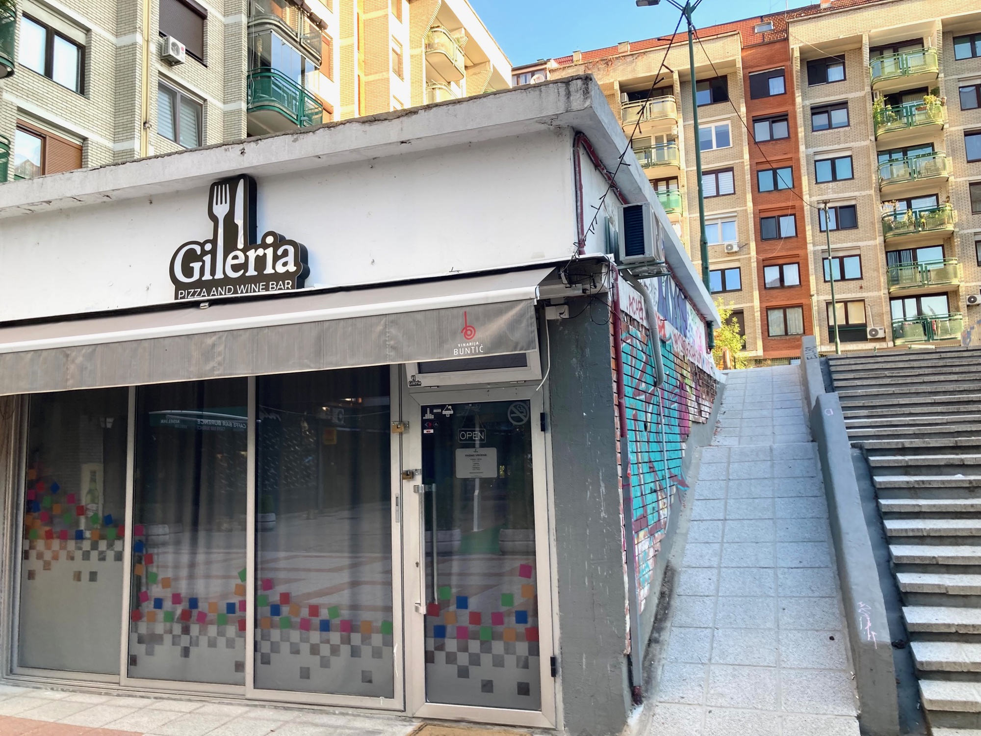Pronašao sam malu sarajevsku pizzeriju koja radi vrhunsku napoletanu. Cijene su lude