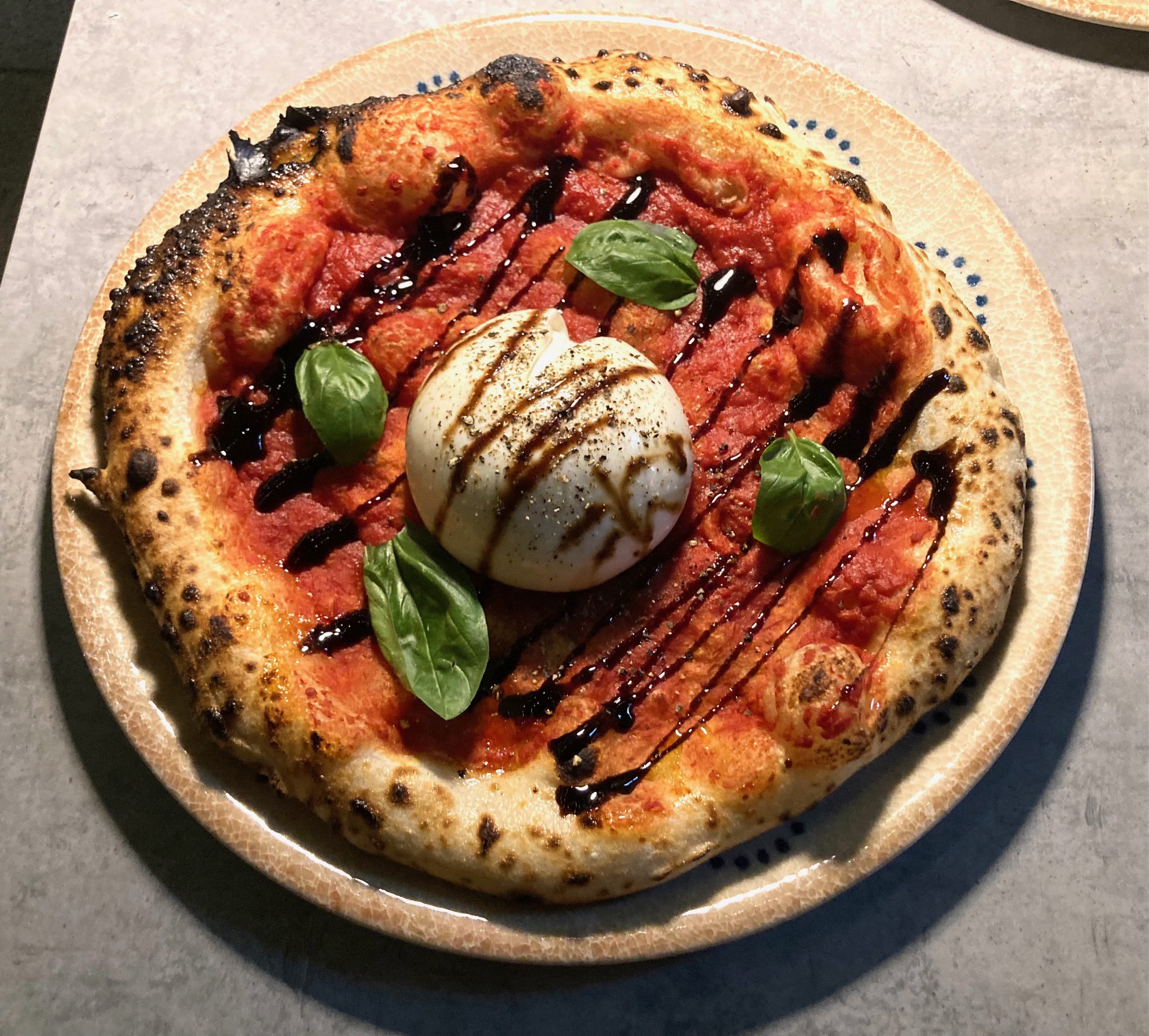 Pronašao sam malu sarajevsku pizzeriju koja radi vrhunsku napoletanu. Cijene su lude