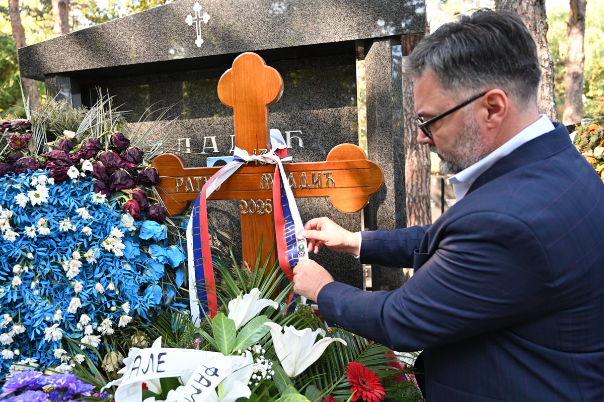 FOTO BiH ministar ljubio križ na grobu Ratka Mladića
