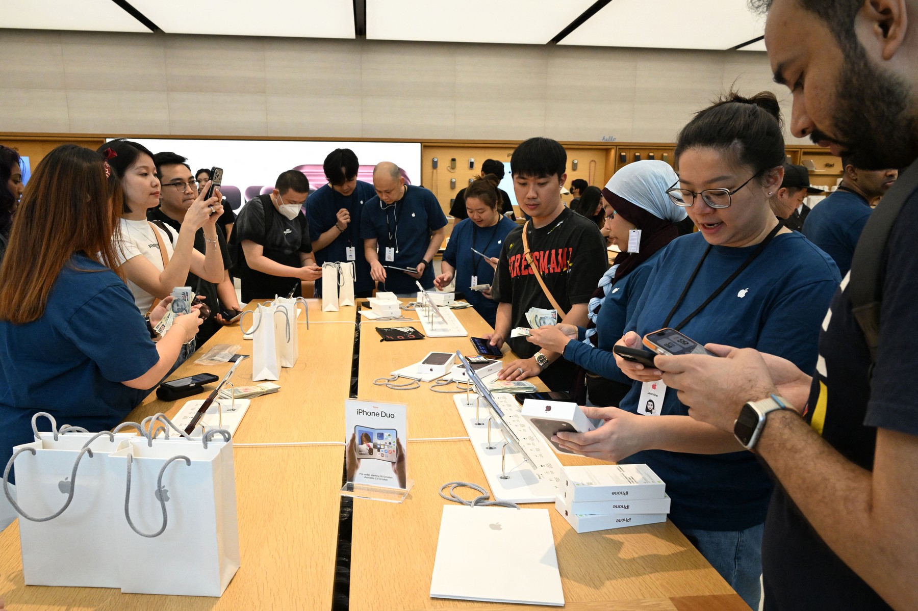 Novi iPhone 18 krenuo u prodaju. Pogledajte gužve ispred trgovina u azijskim zemljama