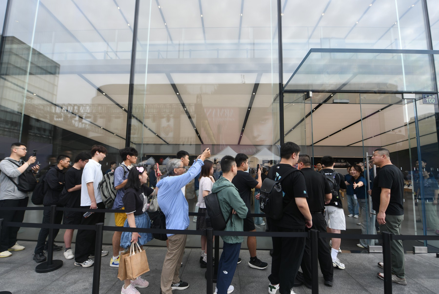 Novi iPhone 18 krenuo u prodaju. Pogledajte gužve ispred trgovina u azijskim zemljama