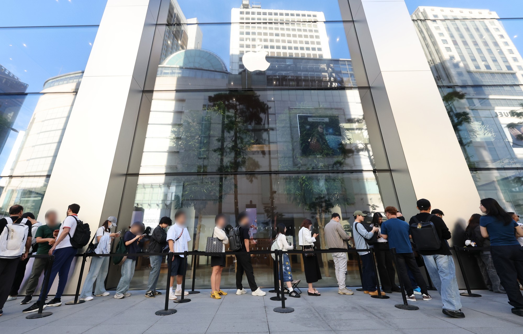 Novi iPhone 18 krenuo u prodaju. Pogledajte gužve ispred trgovina u azijskim zemljama