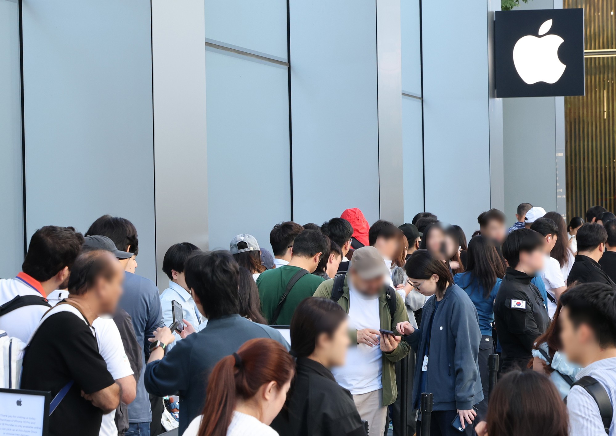 Novi iPhone 18 krenuo u prodaju. Pogledajte gužve ispred trgovina u azijskim zemljama