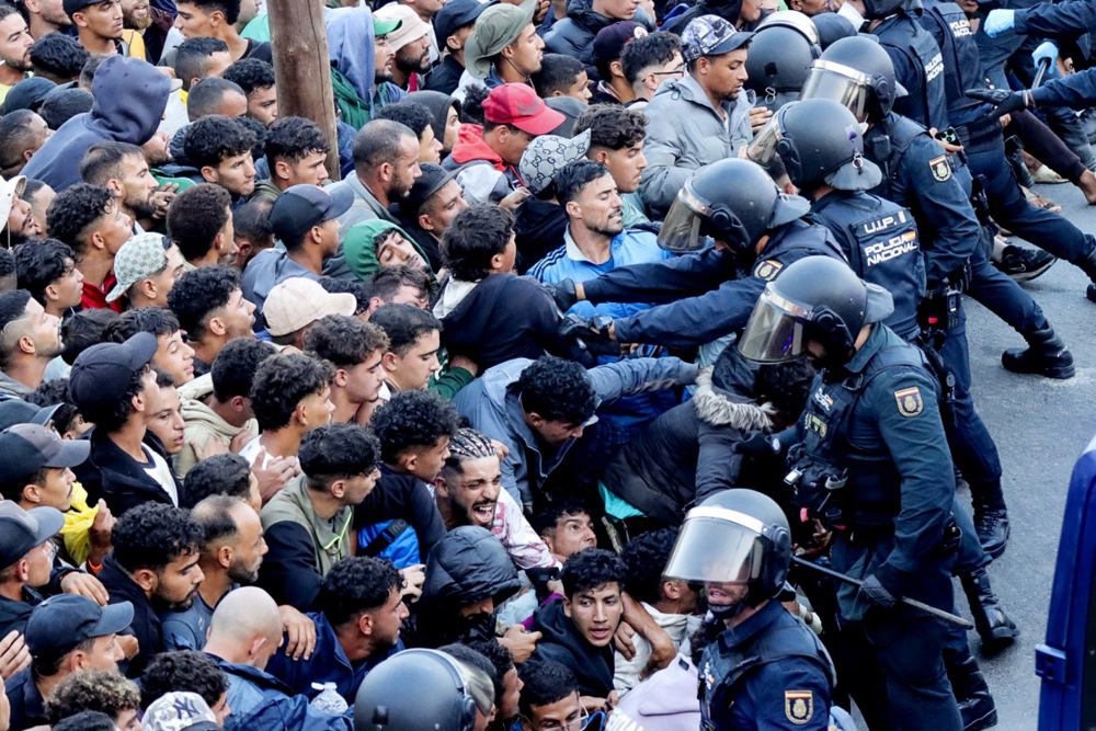 Policija pucala u zrak tijekom stampeda migranata u Ceuti