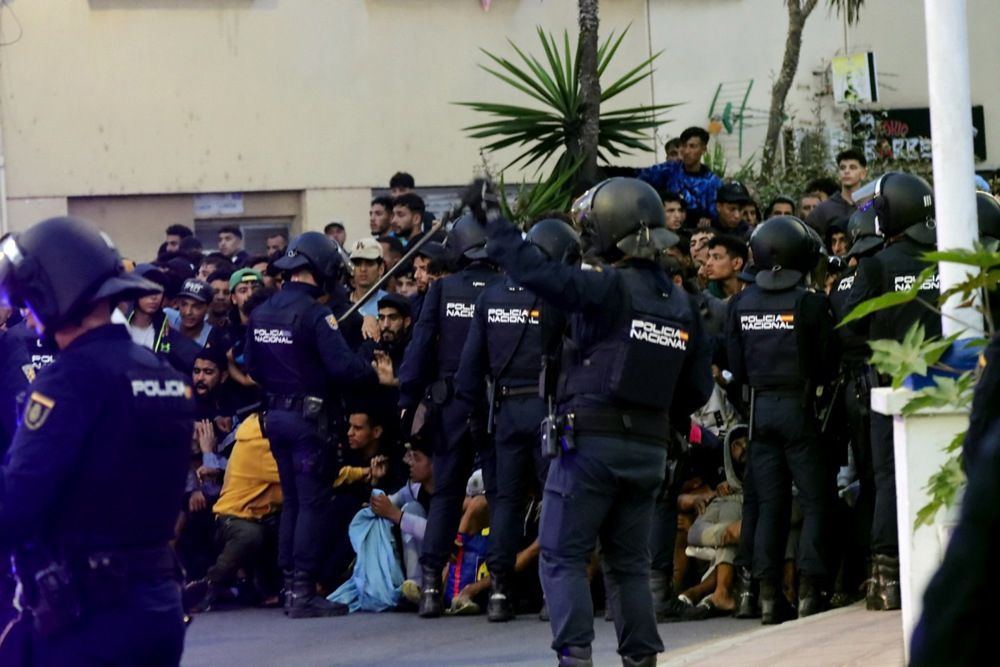 Policija pucala u zrak tijekom stampeda migranata u Ceuti