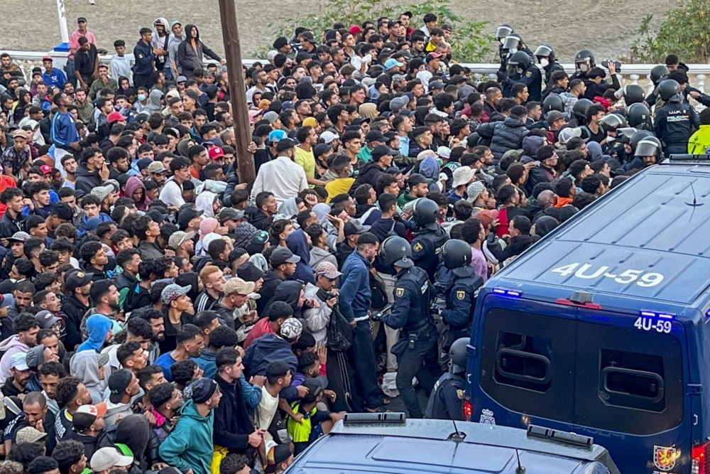 Policija pucala u zrak tijekom stampeda migranata u Ceuti