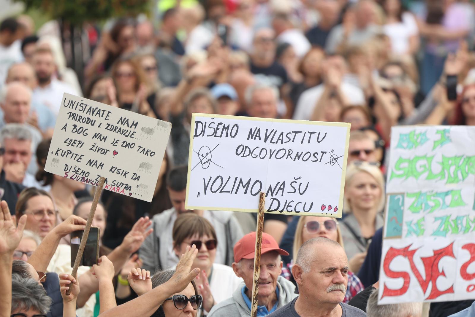 FOTO Građani u Našicama prosvjedovali zbog otpada iz Gospića. "Stop trovanju"