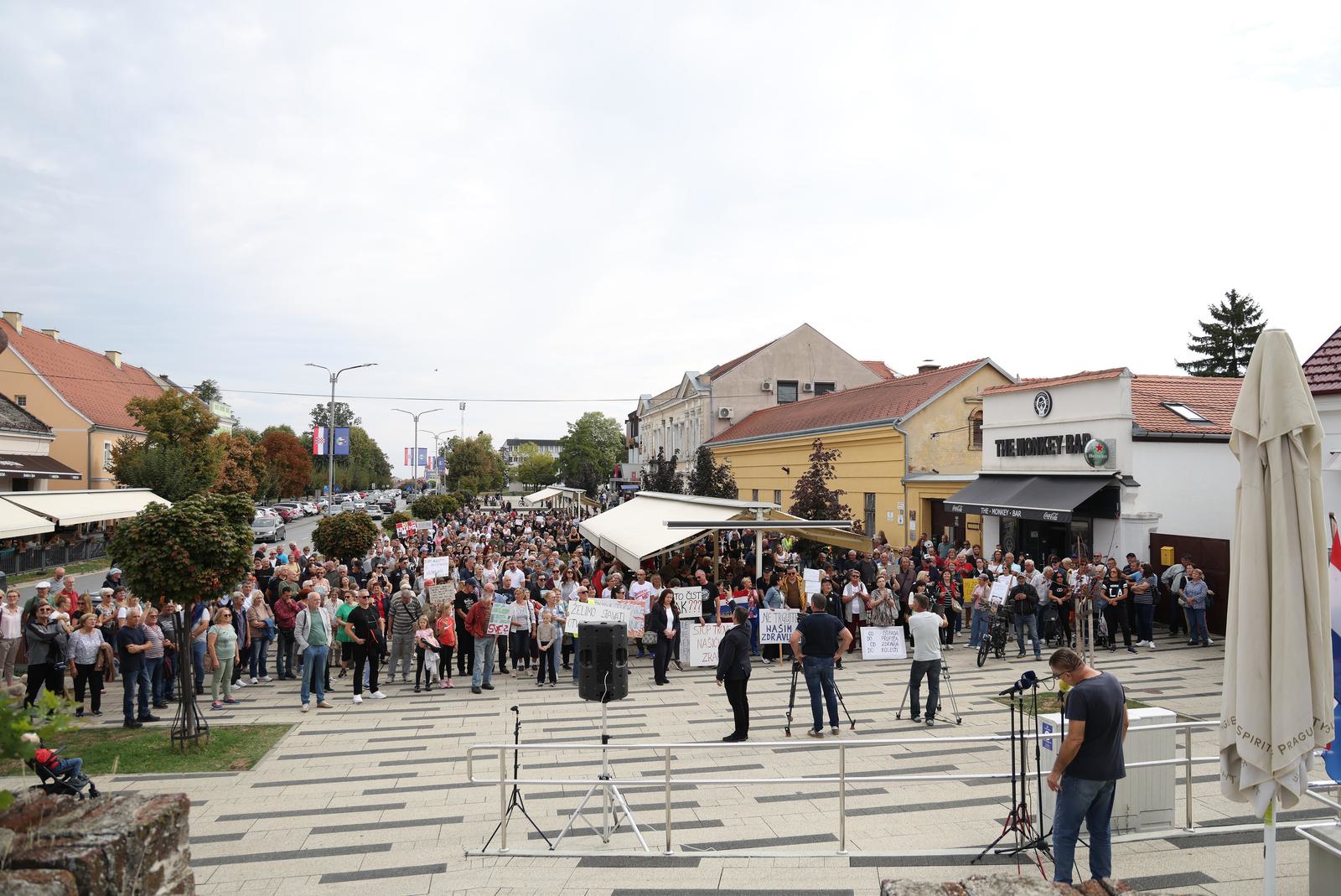 FOTO Građani u Našicama prosvjedovali zbog otpada iz Gospića. "Stop trovanju"