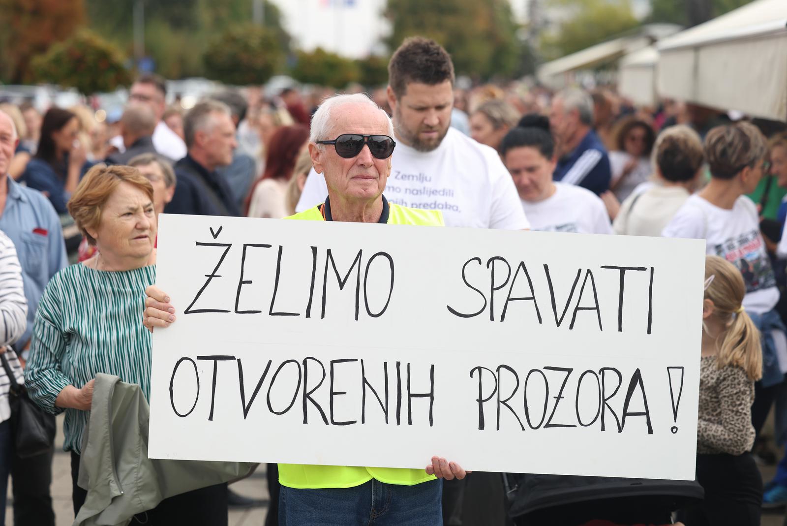 FOTO Građani u Našicama prosvjedovali zbog otpada iz Gospića. "Stop trovanju"