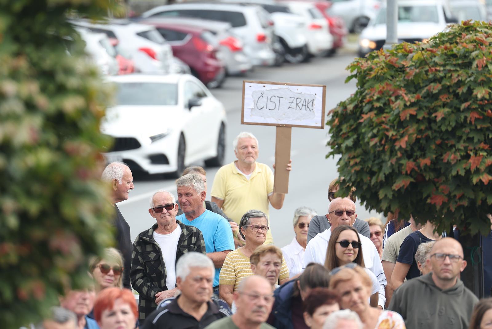 FOTO Građani u Našicama prosvjedovali zbog otpada iz Gospića. "Stop trovanju"