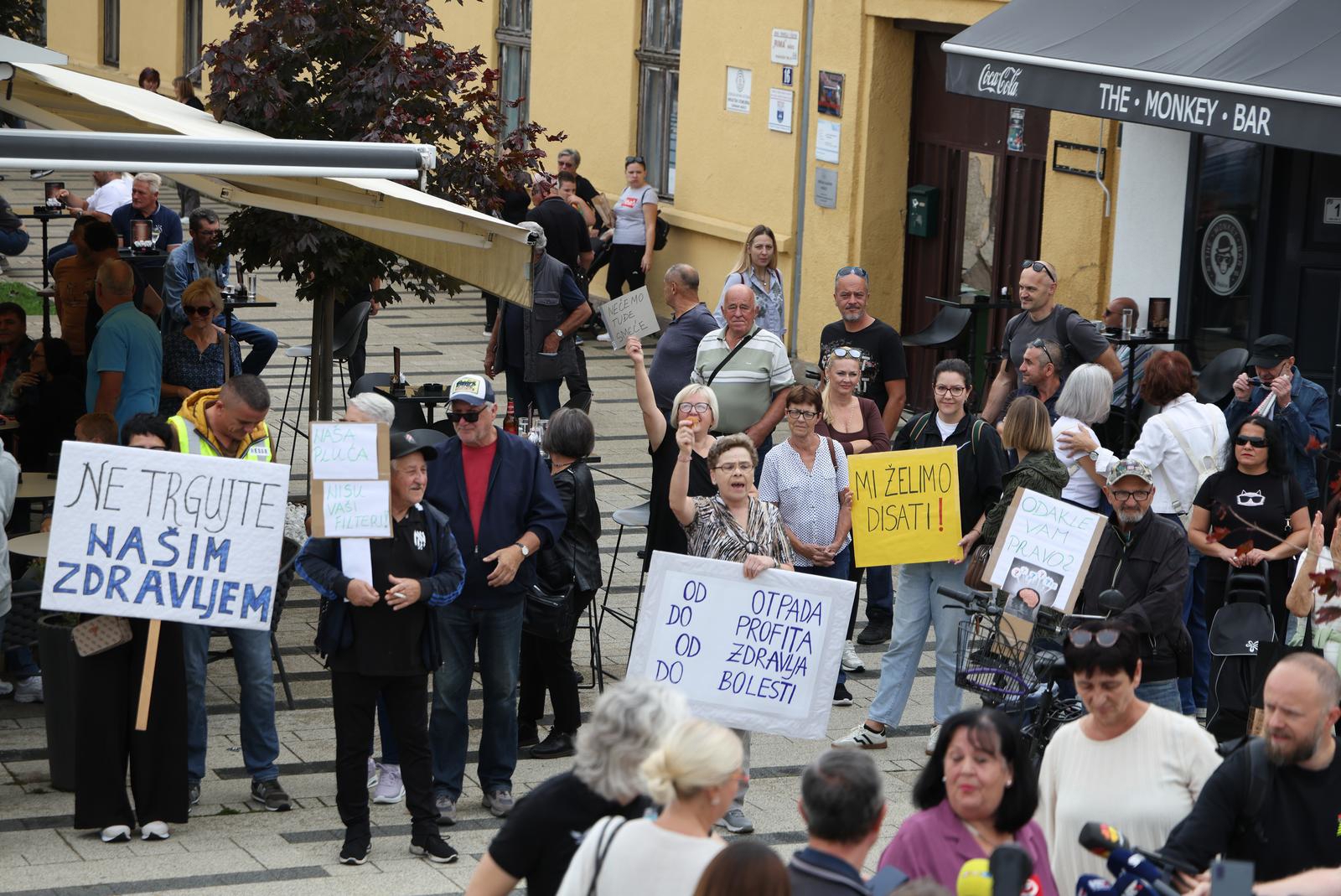 FOTO Građani u Našicama prosvjedovali zbog otpada iz Gospića. "Stop trovanju"