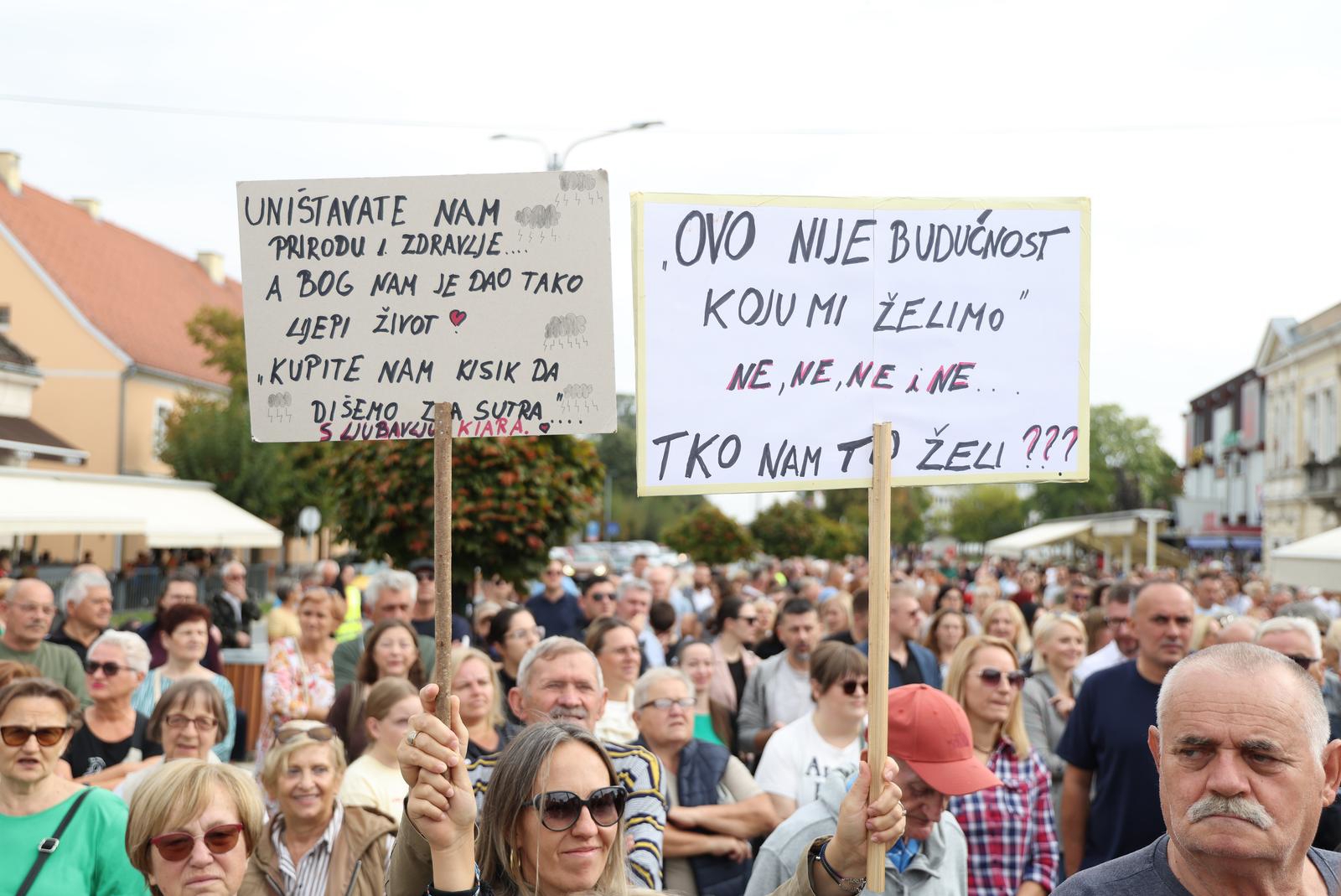 FOTO Građani u Našicama prosvjedovali zbog otpada iz Gospića. "Stop trovanju"